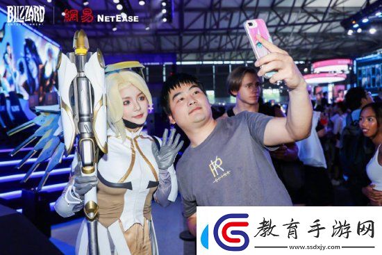 CJ暴雪展臺熱度爆棚！COSER合影、展館活動豐富