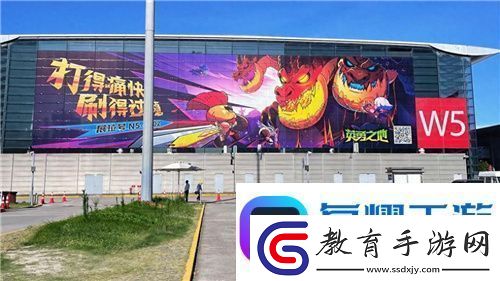 巨大魔龍吸引玩家排隊
